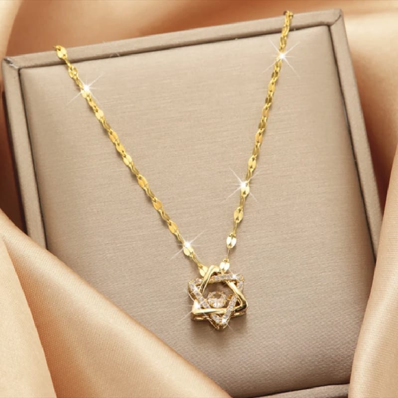 Collana con ciondolo a stella con zirconi