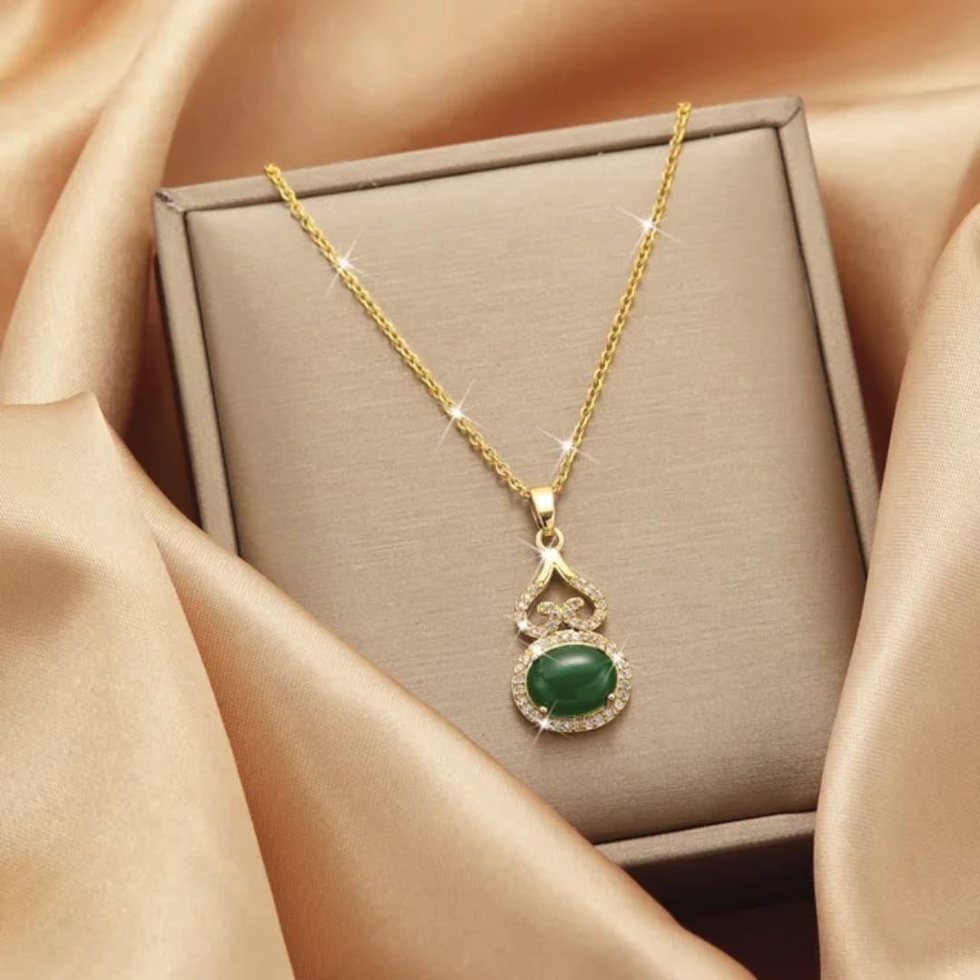 Collana con pietra verde smeraldo