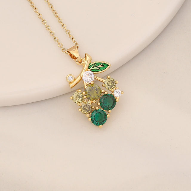 Collana in Acciaio con Pendente a Grappolo in Ottone Dorato e Pietre Verdi