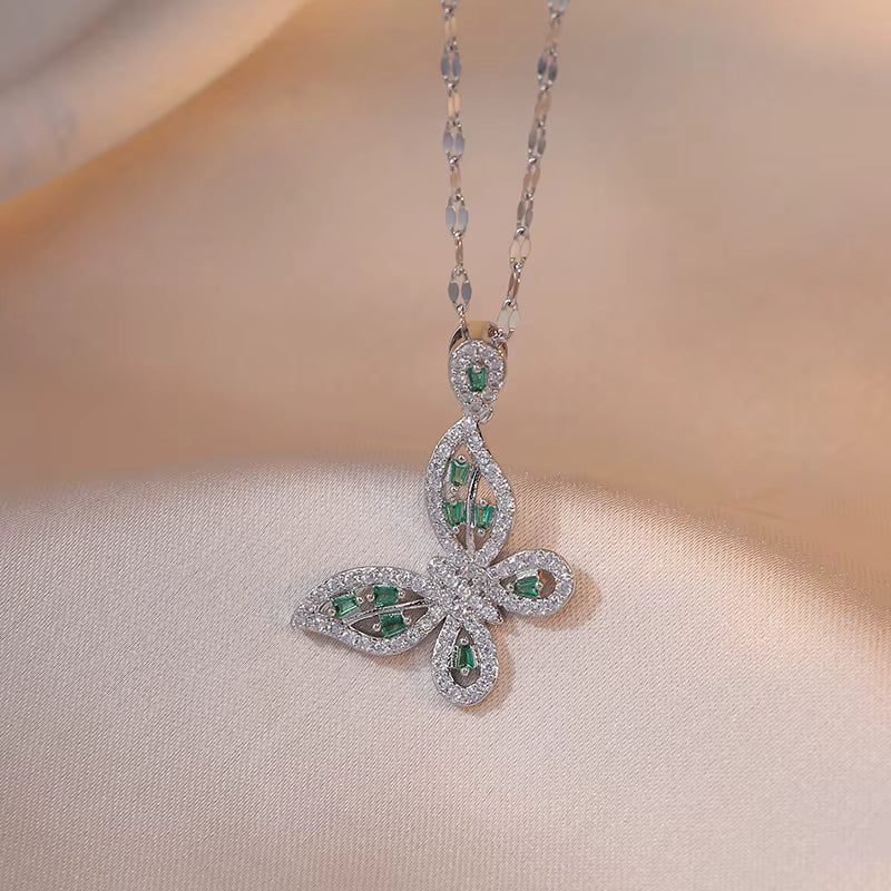 Collana con diamanti verde a forma di farfalla