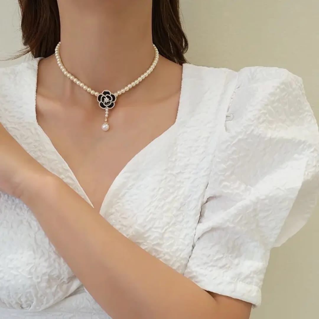 Collana di perle di fiore camelia