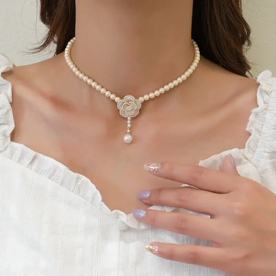 Collana di perle di fiore camelia