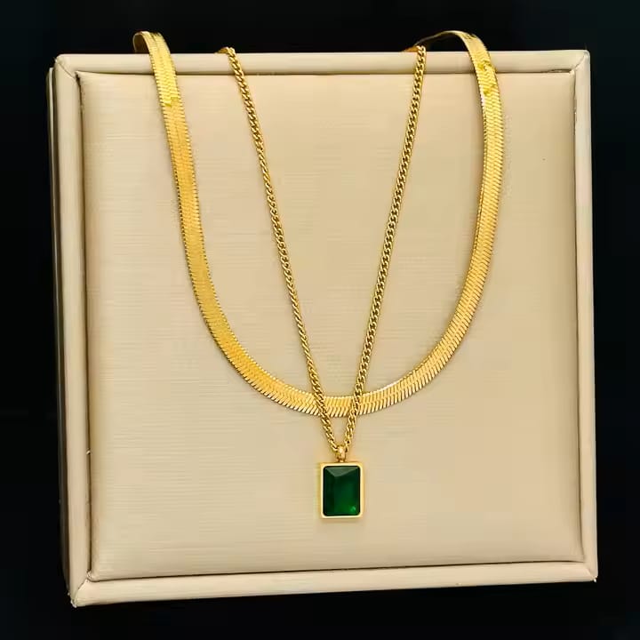 Collana con ciondolo in zirconi verdi e catena in acciaio inox