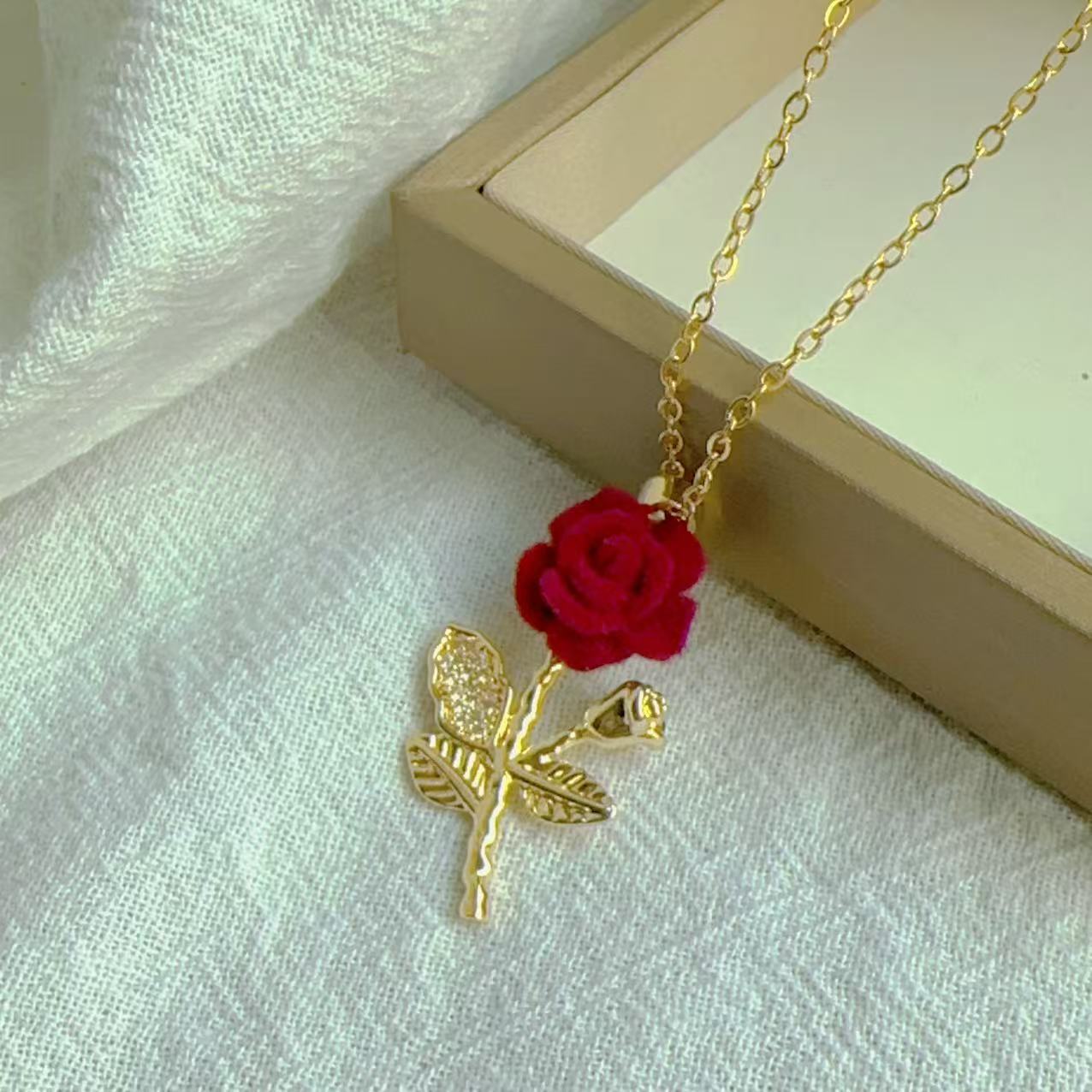 Collana con fiore di rosa