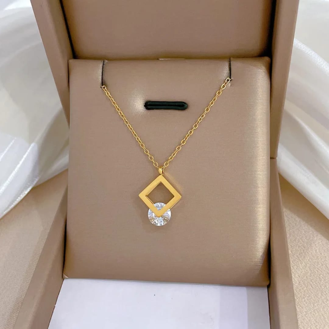 Collana con ciondolo quadrato in acciaio inox