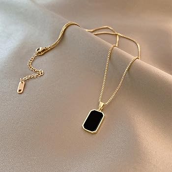 Collana Elegante con Pendente Rettangolare Nero e Finitura in Oro
