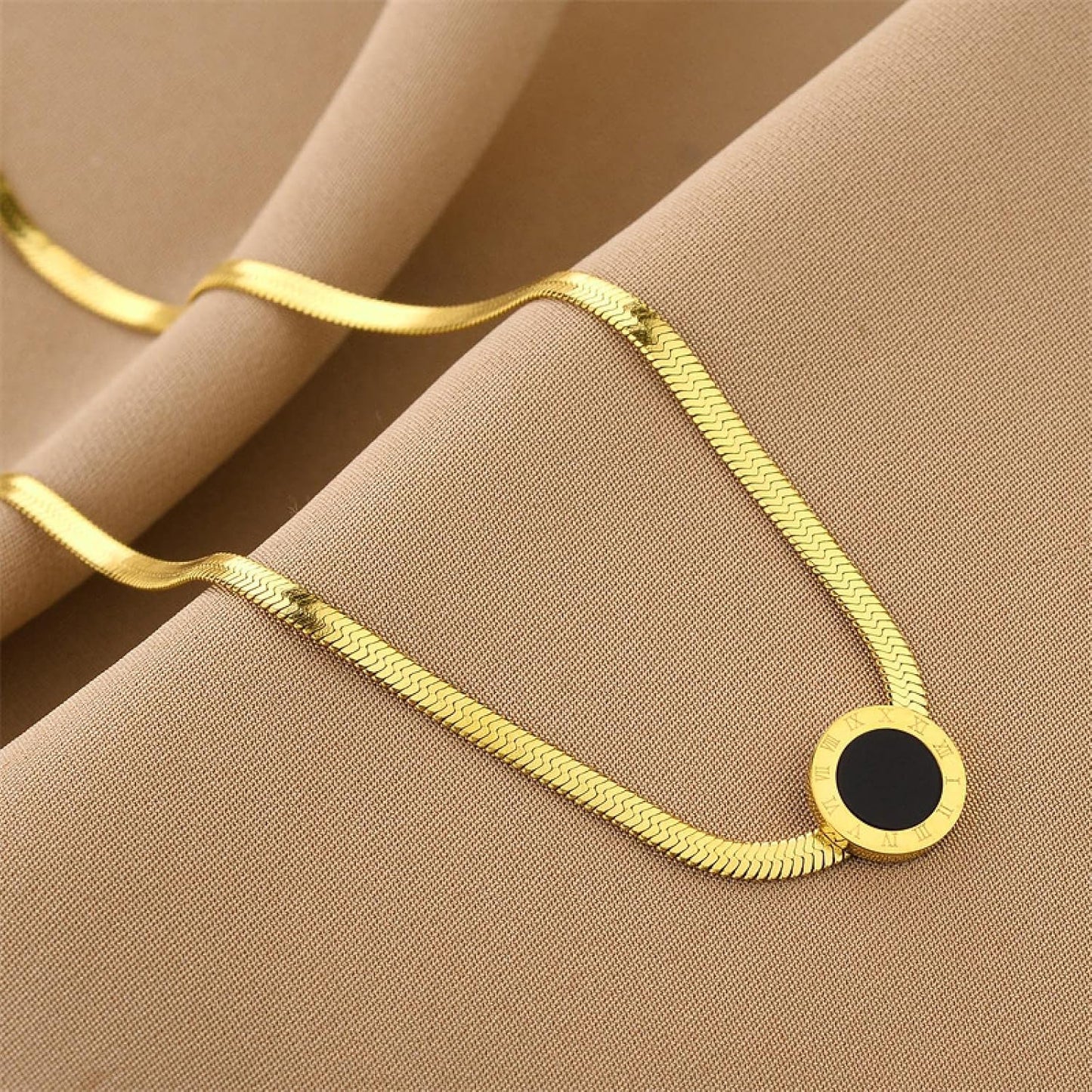 Collana con Pendente Nero e Dettagli Romani