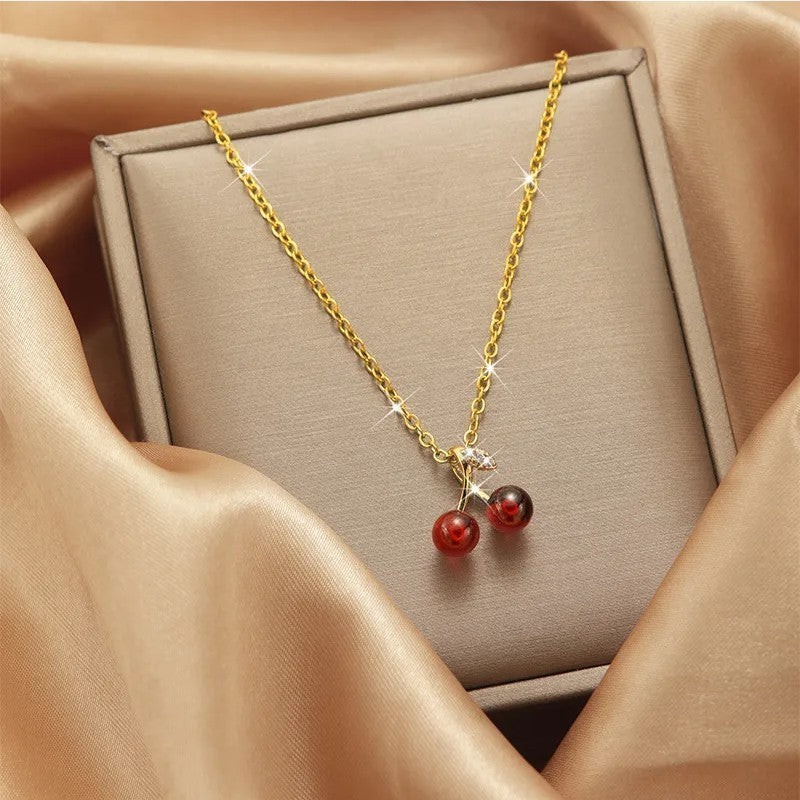 Collana con ciondolo a forma di ciliegia color oro