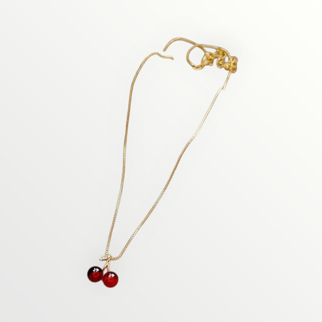 Collana con ciondolo a forma di ciliegia color oro