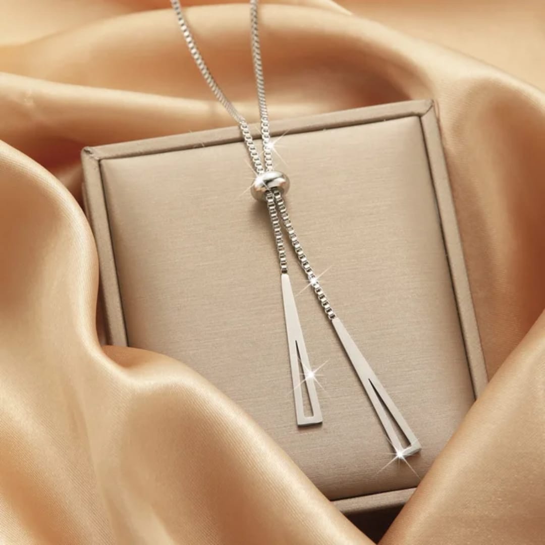 Collana pendente dal design geometrico