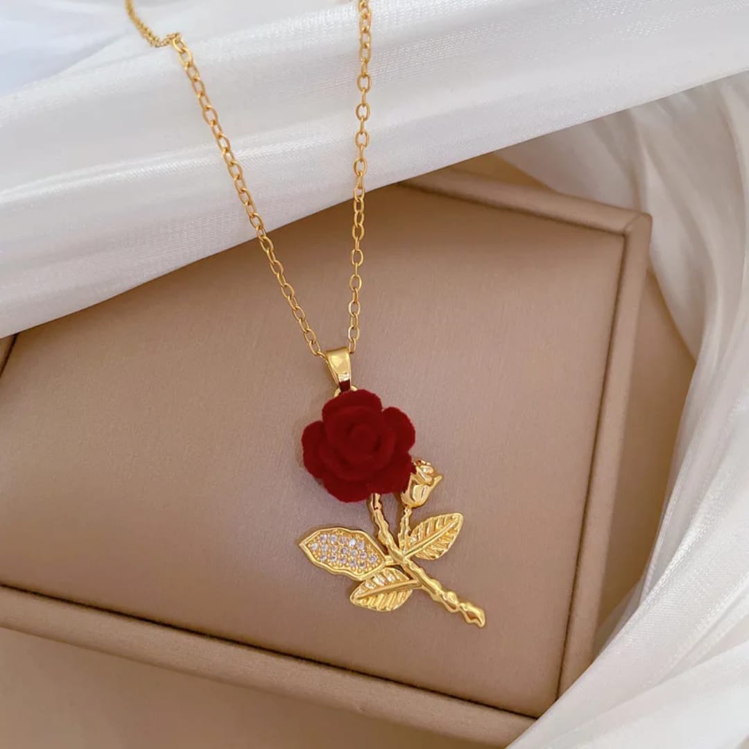 Collana con pendente a forma di rosa