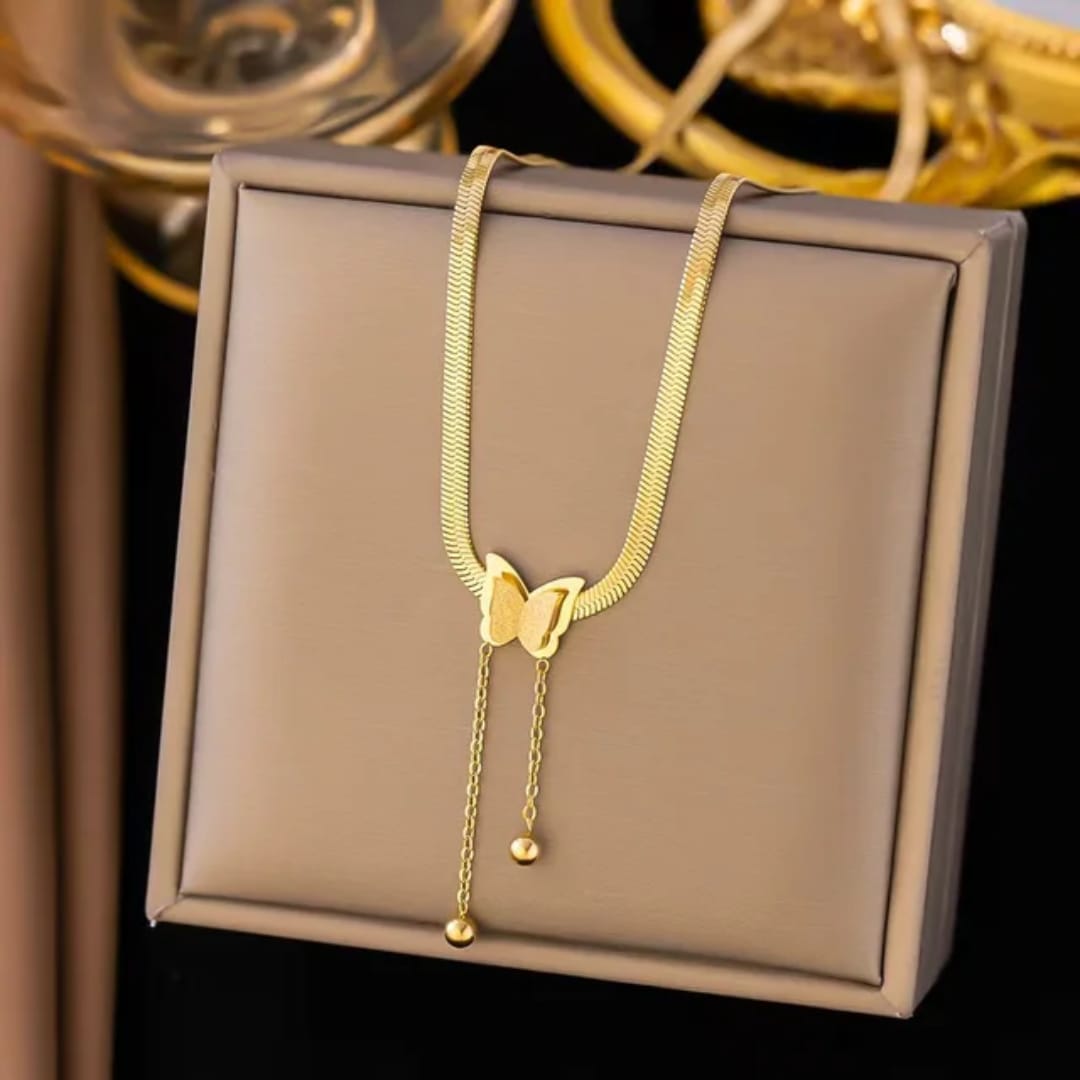 Collana pendente con nappa a farfalle