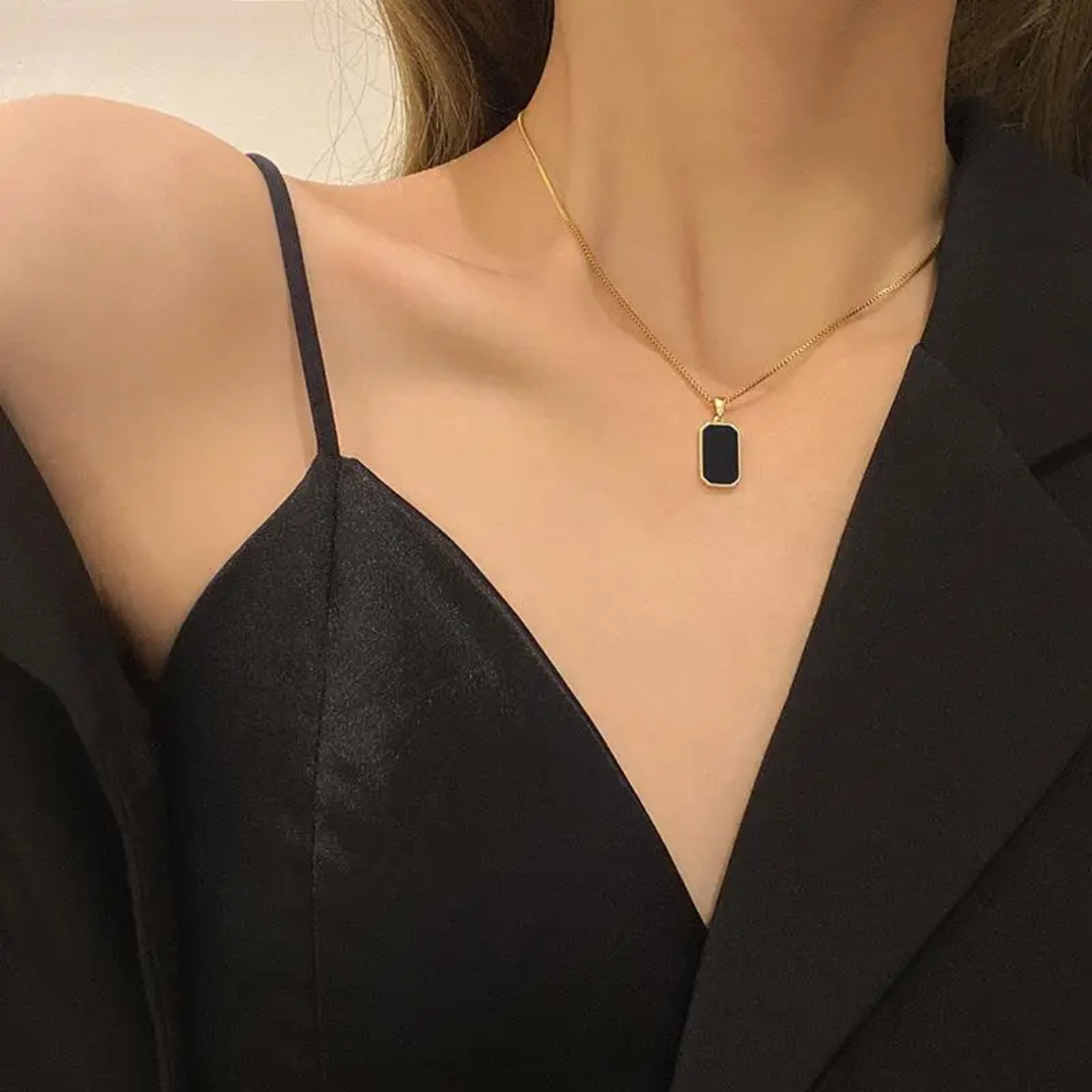 Collana Elegante con Pendente Rettangolare Nero e Finitura in Oro