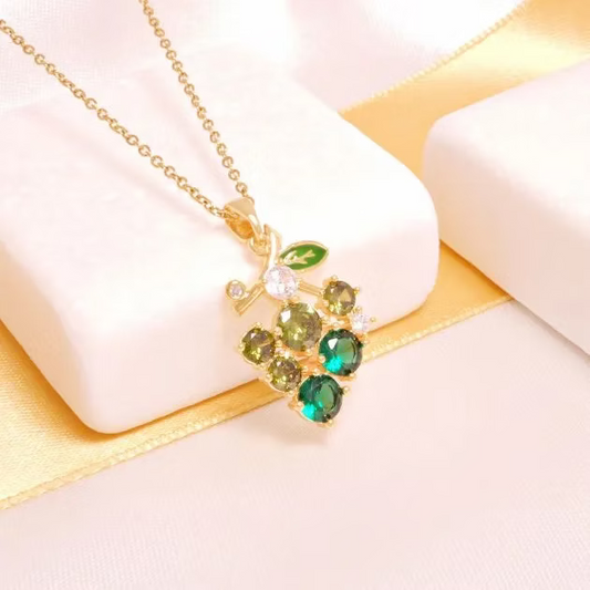 Collana in Acciaio con Pendente a Grappolo in Ottone Dorato e Pietre Verdi