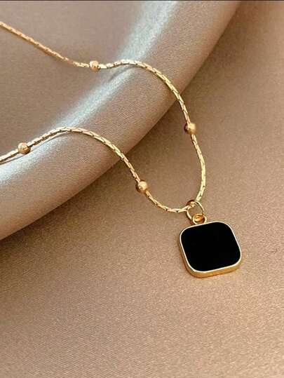 Collana Elegante Choker Nera a Forma di Quadrato
