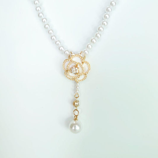 Collana di perle di fiore camelia