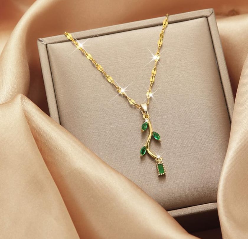 Collana Pendente in Oro con Motivo di Ramo e Foglie Verde Smeraldo