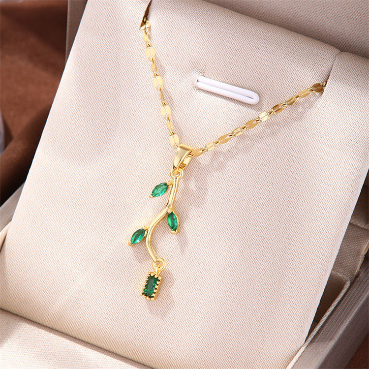 Collana Pendente in Oro con Motivo di Ramo e Foglie Verde Smeraldo