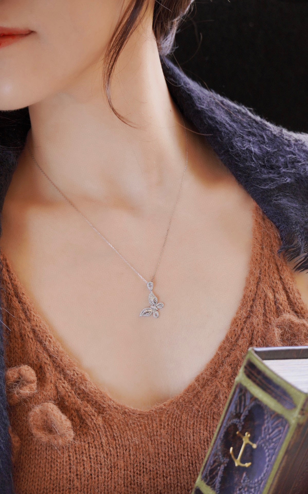 Collana con ciondolo farfalla in argento e zirconi verdi
