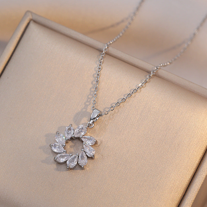 Collana elegante con zirconi a goccia