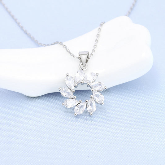 Collana elegante con zirconi a goccia