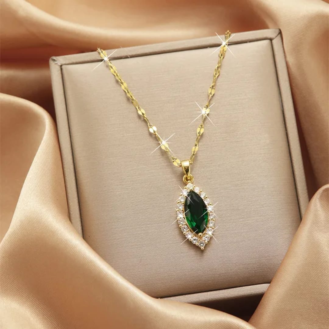 Collana in acciaio inox con pendente a goccia verde e zirconi