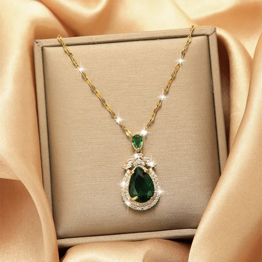 Collana in acciaio inox con pendente a goccia rosso rubino e dettagli luminosi