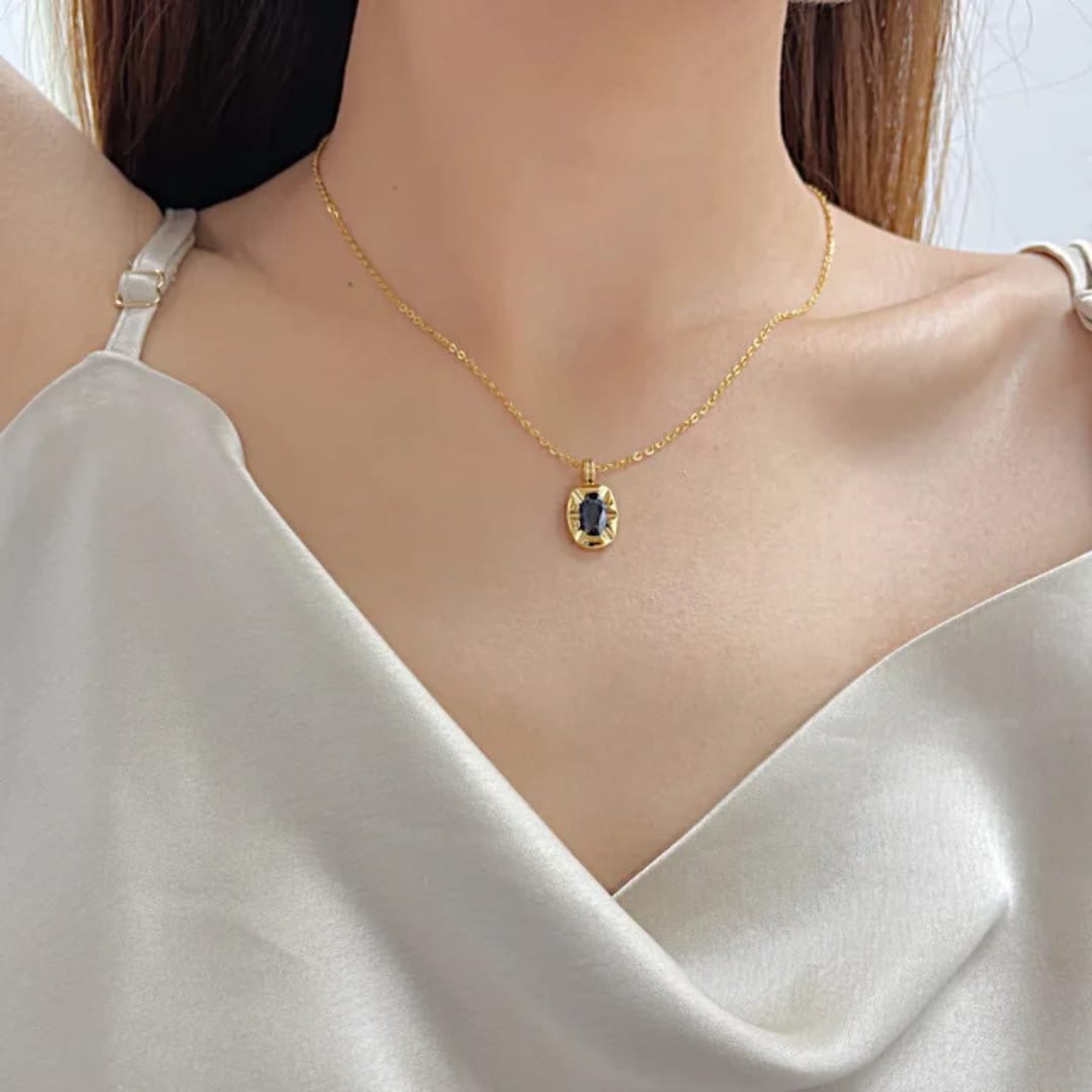 Collana con ciondolo nero in acciaio inox