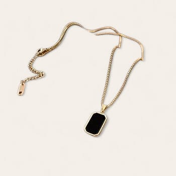 Collana Elegante con Pendente Rettangolare Nero e Finitura in Oro