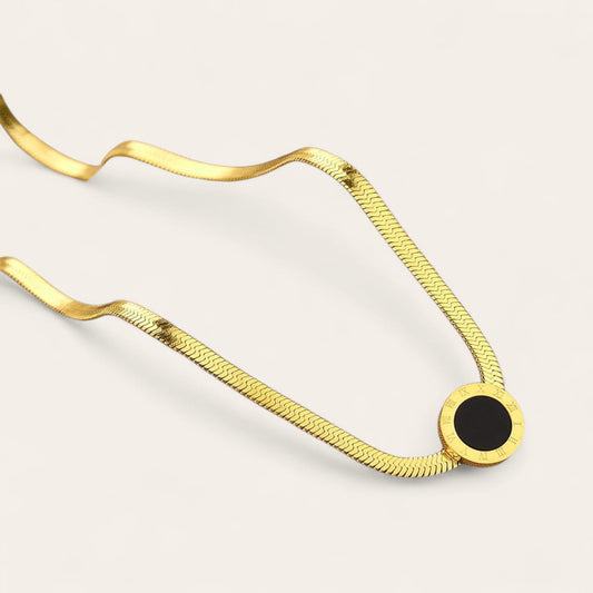 Collana con Pendente Nero e Dettagli Romani