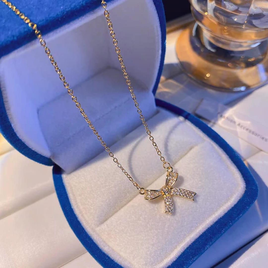 Collana pendente con fiocco