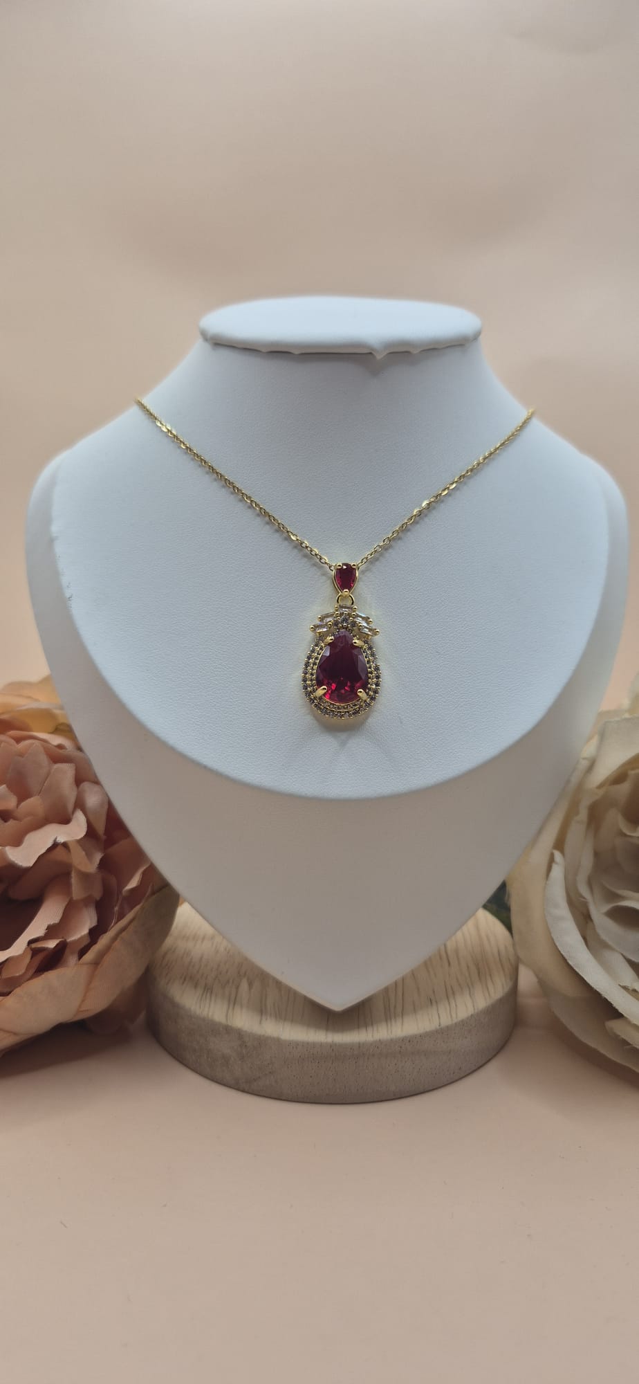 Collana in acciaio inox con pendente a goccia rosso rubino e dettagli luminosi